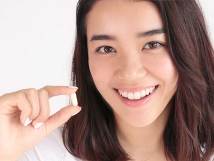 ホワイトルマン持って微笑む女性