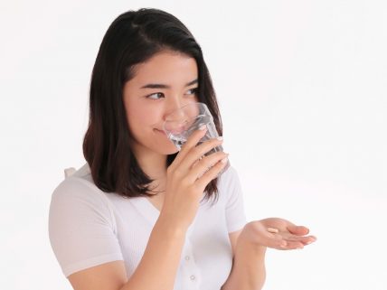 ホワイトルマンを飲む女性