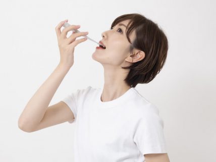 ゴッソトリノを口に含む女性