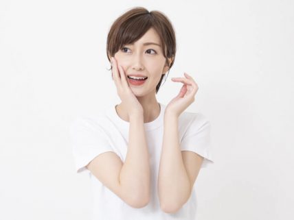 明るい表情の女性