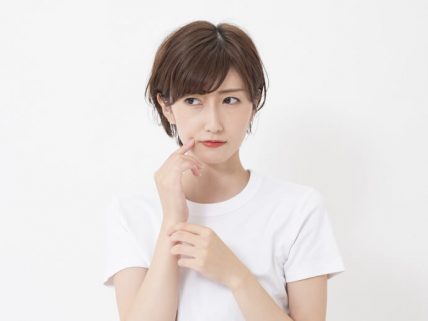 悩む表情の女性