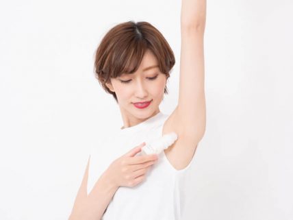 Sinaiを塗る女性