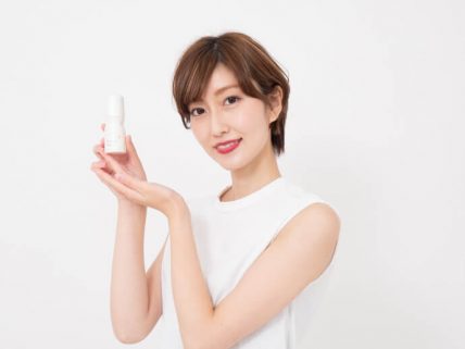 Sinaiを持つ女性