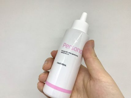 ペルソナ育毛剤を持つ手
