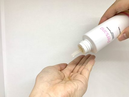 ペルソナ育毛剤を手に取る様子