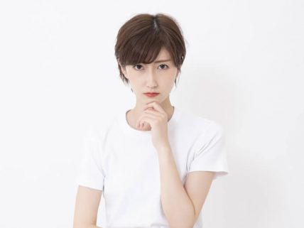 不満げな表情の女性