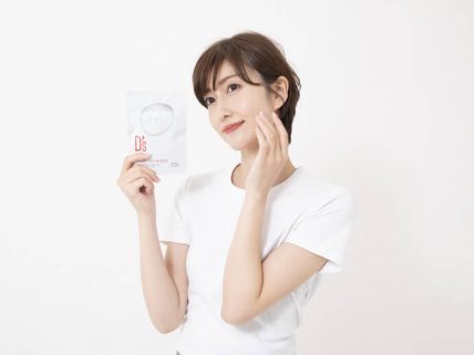 Dr'sホワイトセラミドを持つ女性