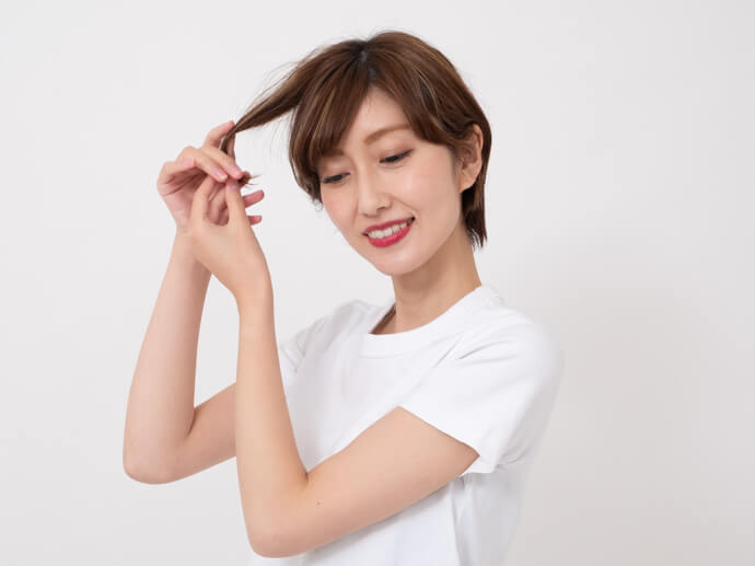 髪を確認する女性