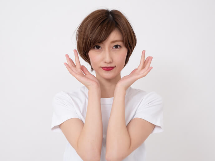 髪を確認する女性2