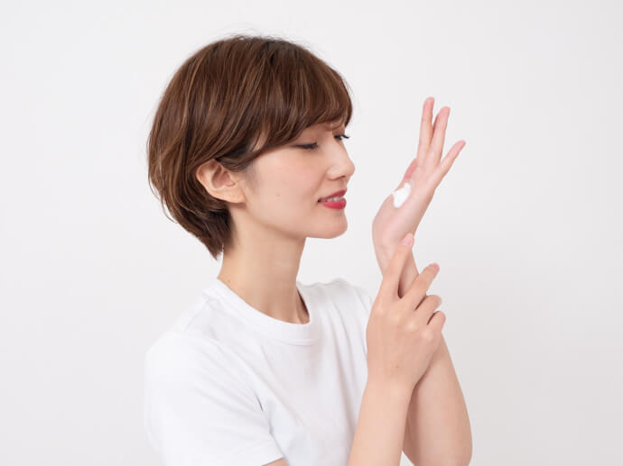 香りをかぐ女性