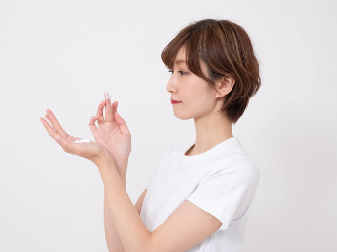 テクスチャを確認する女性