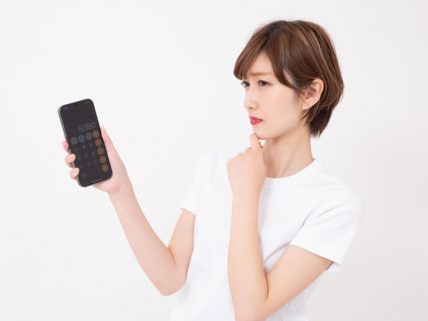 価格に悩む女性