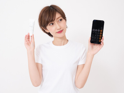ラシュレとiPhoneを持つ女性