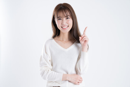 指を1本立てている女性