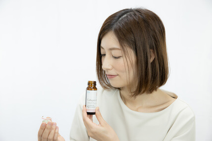 ミネルヴァコラーゲン6000の匂いを嗅ぐ女性