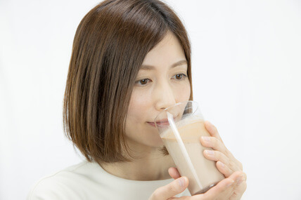 ロハスソイプロテインを飲む女性