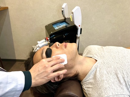 レイロールで脱毛前に肌の汚れを拭き取る様子