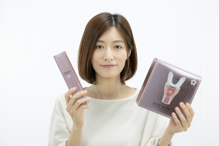 スーパーホワイトLVを持つ女性