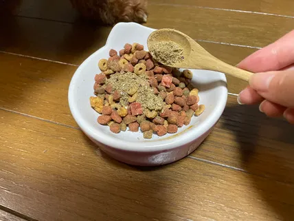 サミーフィッシュを振りかけたドッグフード