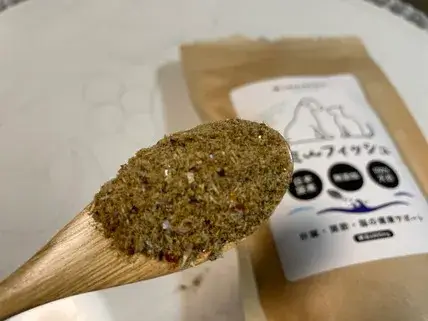 スプーンに乗っているサミーフィッシュ