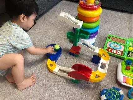 コロコロコースターで遊ぶ子ども