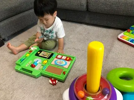 おもちゃで遊ぶ子ども