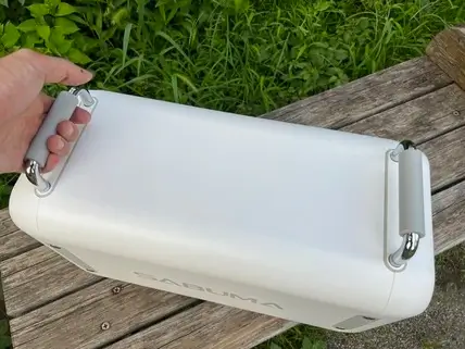 SABUMAのシリコンラバーハンドルを手で掴んでいる様子