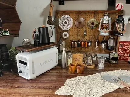 部屋の中に置いてあるSABUMAと雑貨